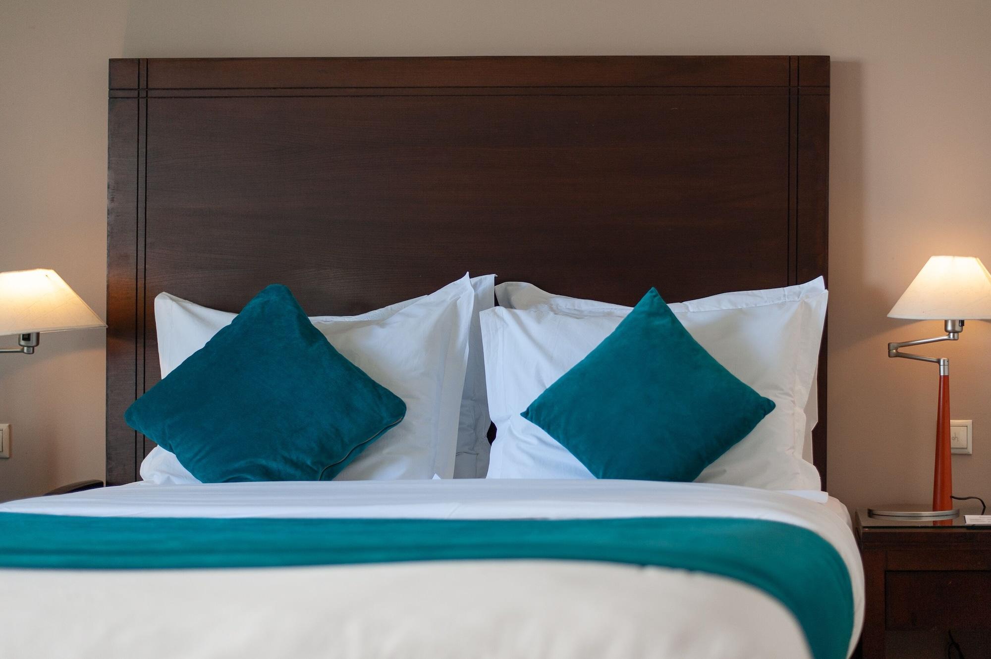 Barcelo Tanger Hotel ภายนอก รูปภาพ A bed with a headboard